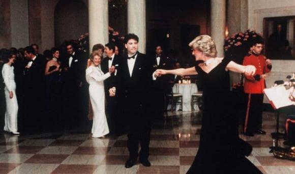 3 bộ váy đen biểu tượng của Công nương Diana-8