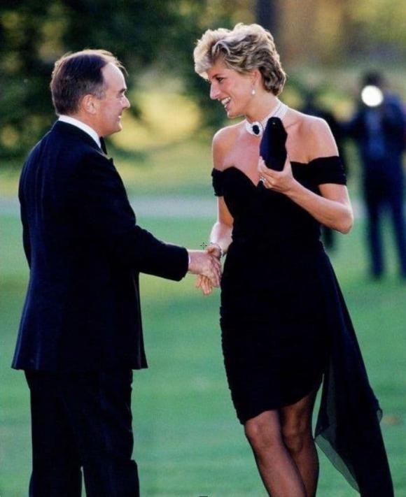 3 bộ váy đen biểu tượng của Công nương Diana-9