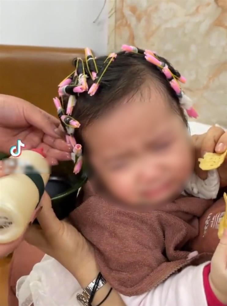 Bé gái 1,5 tuổi khóc ngằn ngặt khi làm tóc xoăn đón Tết-1