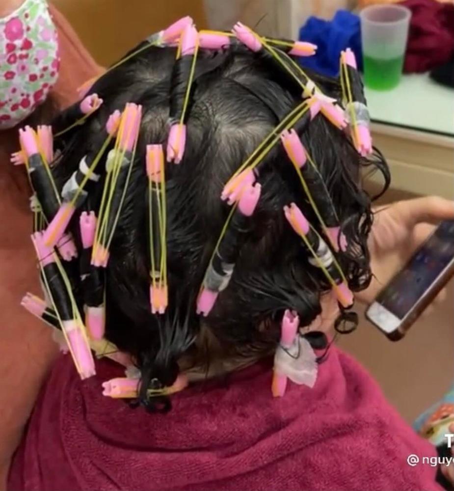 Bé gái 1,5 tuổi khóc ngằn ngặt khi làm tóc xoăn đón Tết-2