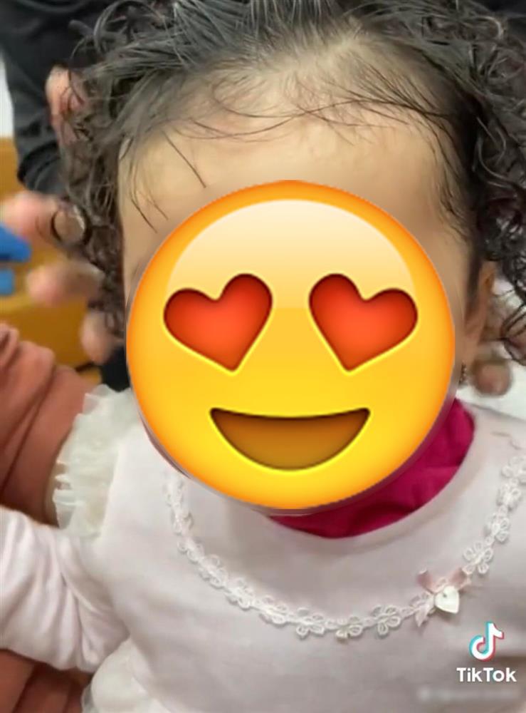 Bé gái 1,5 tuổi khóc ngằn ngặt khi làm tóc xoăn đón Tết-3