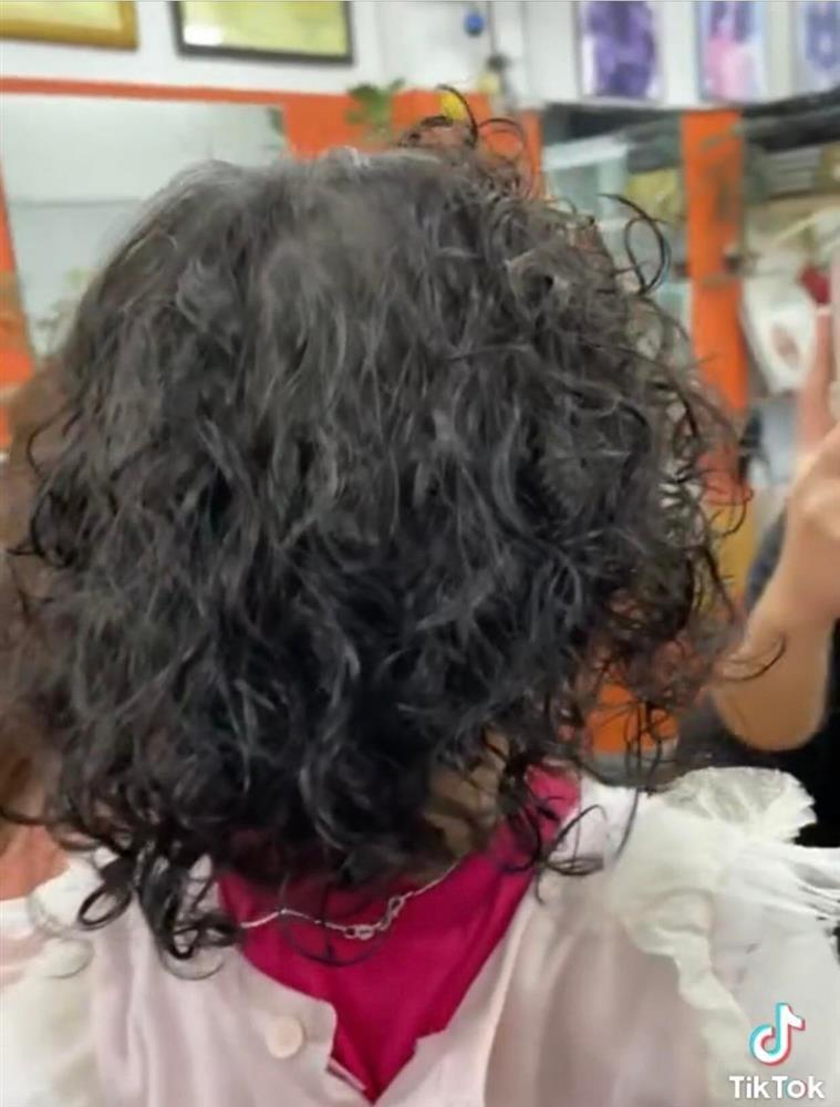 Bé gái 1,5 tuổi khóc ngằn ngặt khi làm tóc xoăn đón Tết-4