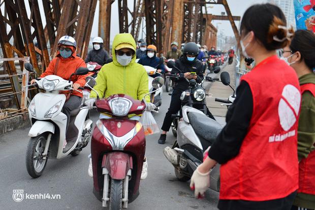 Hà Nội: Người dân thả cá chép, thả luôn bát hương lẫn bàn thờ-1