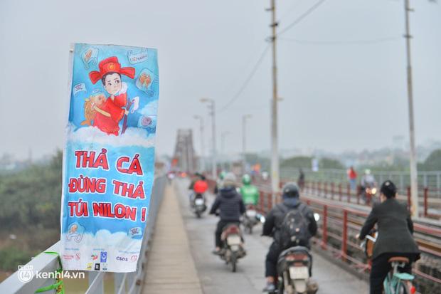 Hà Nội: Người dân thả cá chép, thả luôn bát hương lẫn bàn thờ-2