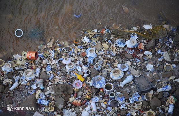 Hà Nội: Người dân thả cá chép, thả luôn bát hương lẫn bàn thờ-5