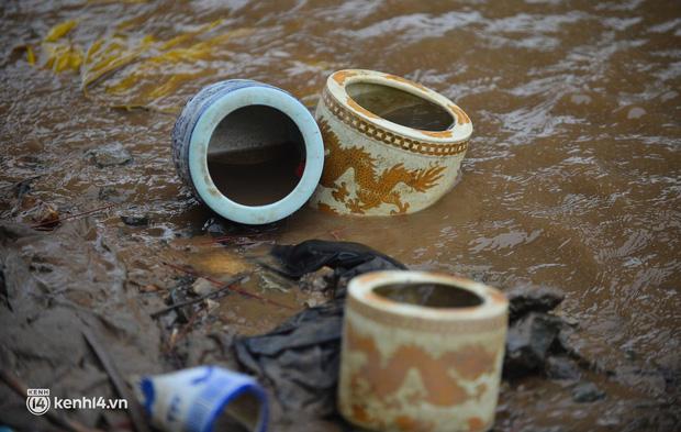 Hà Nội: Người dân thả cá chép, thả luôn bát hương lẫn bàn thờ-6