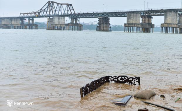 Hà Nội: Người dân thả cá chép, thả luôn bát hương lẫn bàn thờ-7