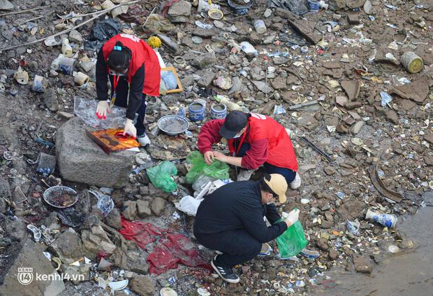 Hà Nội: Người dân thả cá chép, thả luôn bát hương lẫn bàn thờ-8