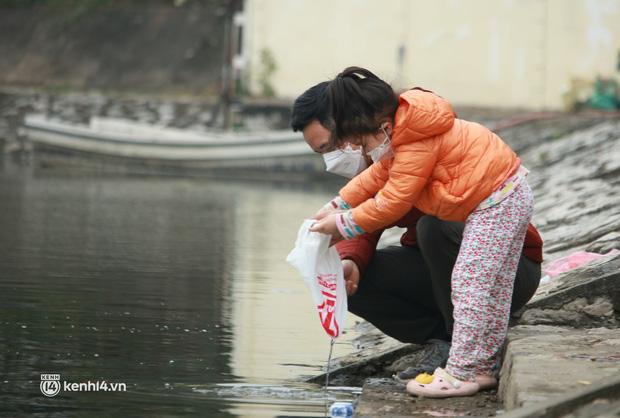 Hà Nội: Người dân thả cá chép, thả luôn bát hương lẫn bàn thờ-9