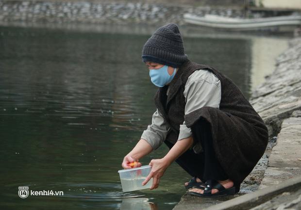 Hà Nội: Người dân thả cá chép, thả luôn bát hương lẫn bàn thờ-10