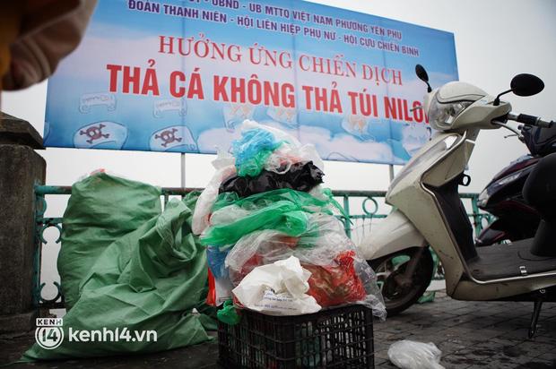 Hà Nội: Người dân thả cá chép, thả luôn bát hương lẫn bàn thờ-12