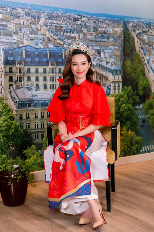 Học Hòa Minzy, Tiểu Vy diện áo dài Tết xinh lung linh-1