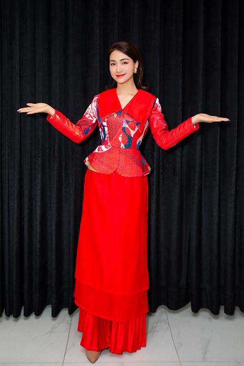 Học Hòa Minzy, Tiểu Vy diện áo dài Tết xinh lung linh-2