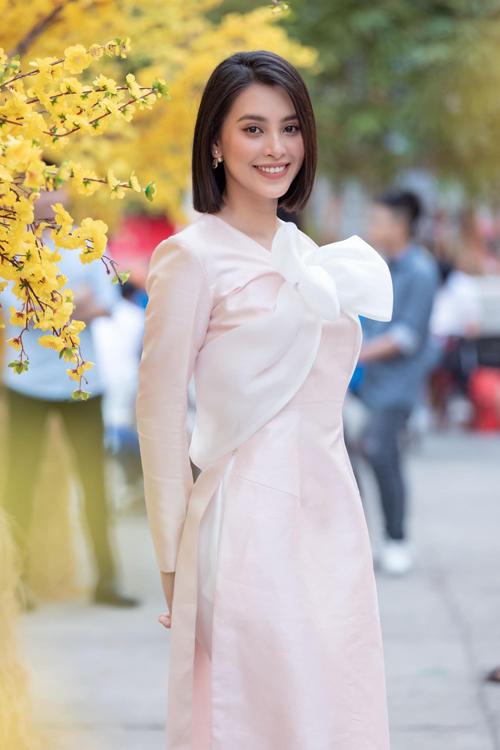 Học Hòa Minzy, Tiểu Vy diện áo dài Tết xinh lung linh-3