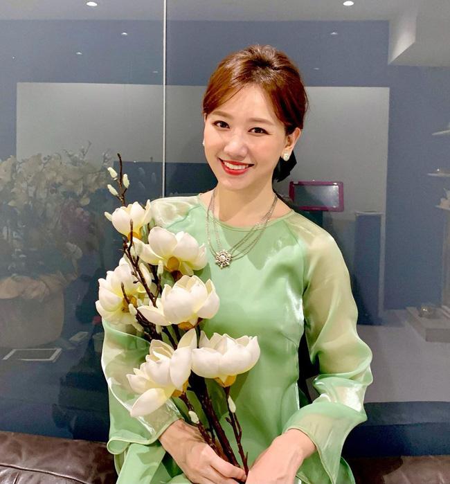 Học Hòa Minzy, Tiểu Vy diện áo dài Tết xinh lung linh-9