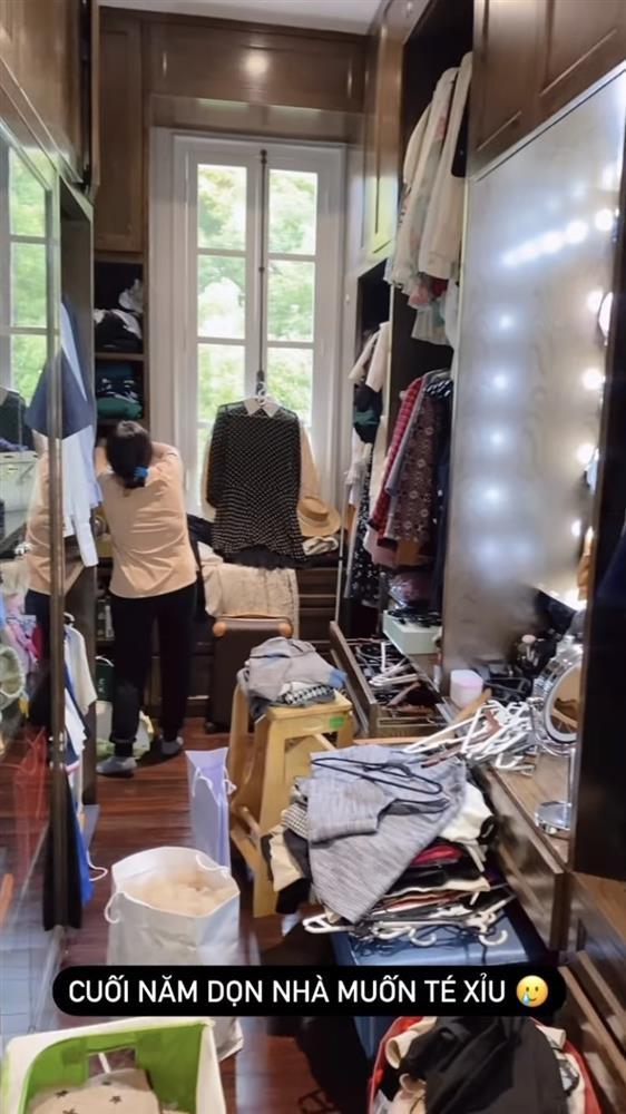 Á hậu lấy chồng đại gia dọn tủ đồ đón Tết như bãi chiến trường-1