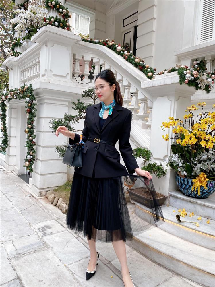 Á hậu lấy chồng đại gia dọn tủ đồ đón Tết như bãi chiến trường-5