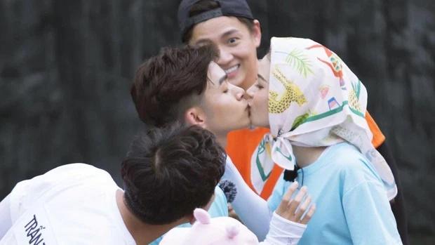 Liên tục diện đồ đôi, Sam nghi hẹn hò Jun Phạm-1