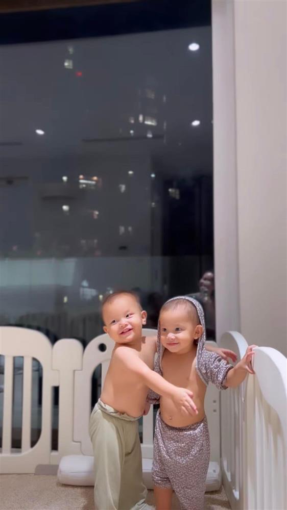 Con gái Hà Hồ tự chế thời trang khiến mẹ cũng phải bó tay-4