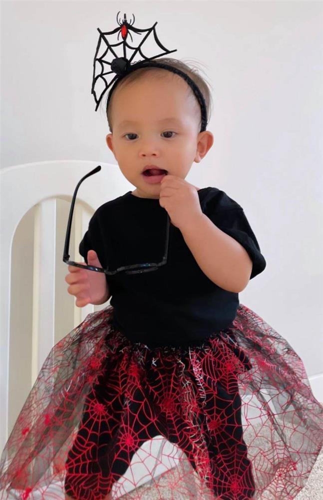 Con gái Hà Hồ tự chế thời trang khiến mẹ cũng phải bó tay-5