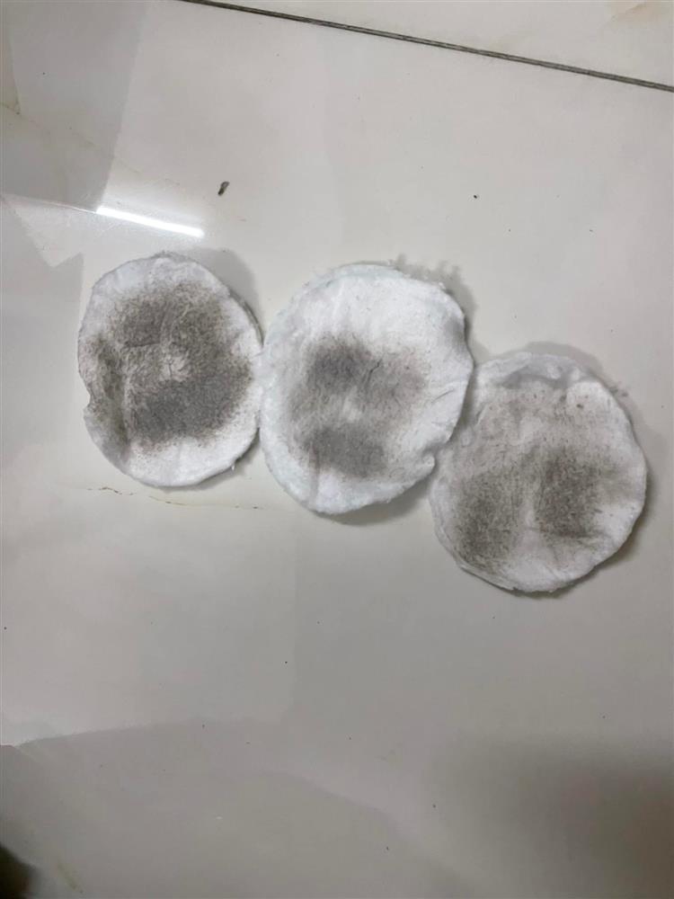 Cô gái mếu máo vì tẩy trang mà miếng bông đen ngòm-2