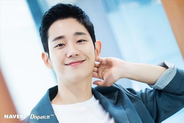 Jung Hae In là một trong những nam diễn viên sở  hữu ngoại hình điển trai được yêu mến của làng giải trí xứ Hàn.
Có thể nói, Jung Hae In thực sự đang tạo được những bứt phá trong sự nghiệp nhờ Snowdrop.