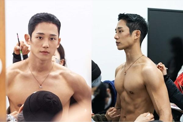 Jung Hae In khiến khán giả phát cuồng vì ngoại hình 6 múi rắn rỏi của anh được khoe trong phim.