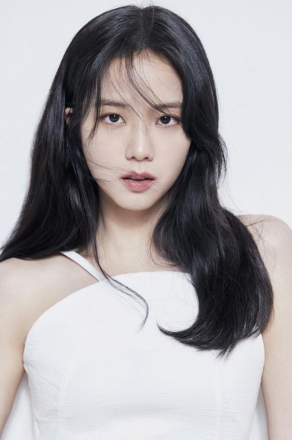Jisoo sở hữu gương mặt hoàn hảo, là biểu tượng nhan sắc được yêu thích của Kpop. Xuất thân là một idol, nhưng nhiều người đánh giá cô ấy sở hữu “visual diễn viên”.
