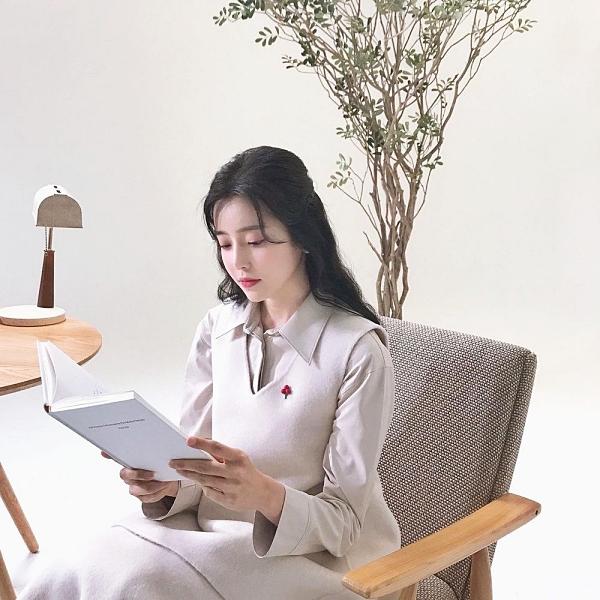 Khác với trên phim, nhan sắc đời thường của Jung Shin Hye lại vô cùng thanh thoát, trong trẻo. Cô gây thương nhớ với gương mặt đẹp không tỳ vết và đôi mắt hút hồn.