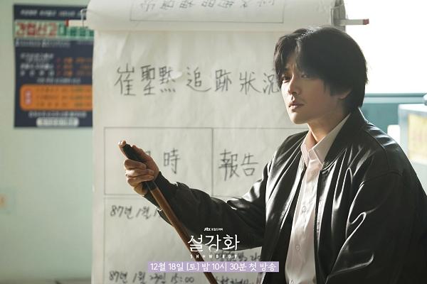 Dù lúc nào cũng xuất hiện với hình ảnh không chải chuốt và khá luộm thuộm trên phim nhưng khán giả vẫn nhìn ra được visual hoàn hảo của chàng diễn viên này.