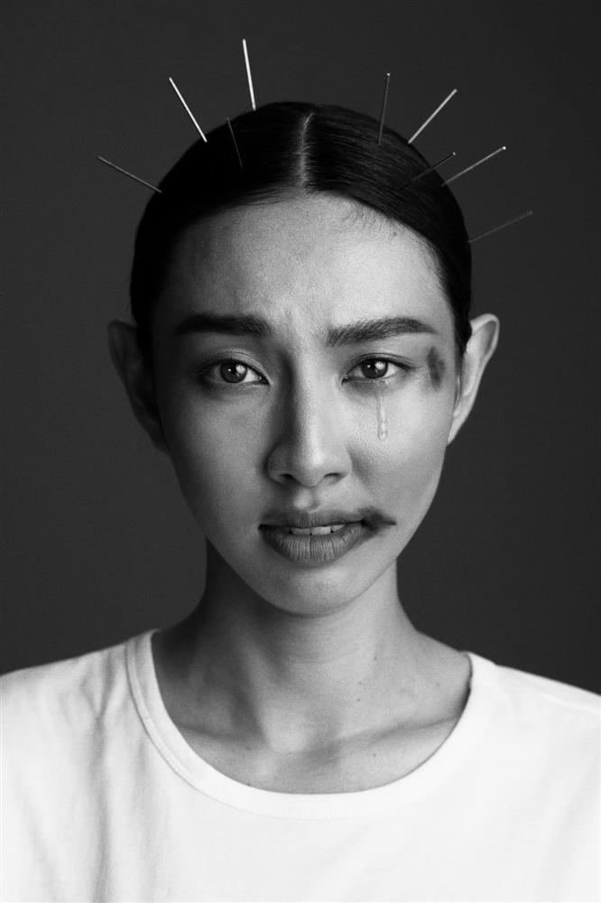 Thùy Tiên gây sốc với gương mặt thâm tím, cắm đinh đầy đầu-1