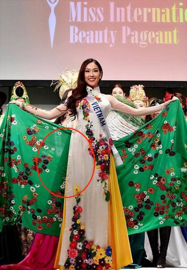 Tham dự Miss International 2016, người đẹp Phương Linh trắng tay có lẽ cũng bởi bộ áo dài nhàu nhĩ thiếu chỉn chu này.