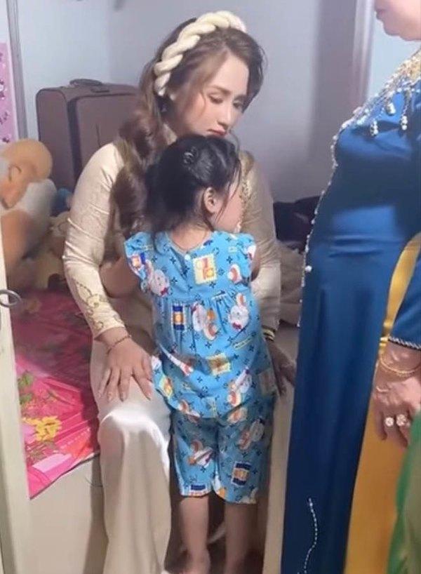 Cuộc sống bé gái từng khóc nức nở ngăn mẹ không lấy chồng-1