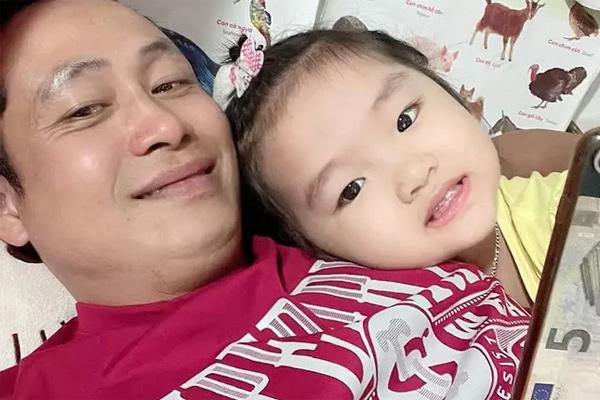 Cuộc sống bé gái từng khóc nức nở ngăn mẹ không lấy chồng-3