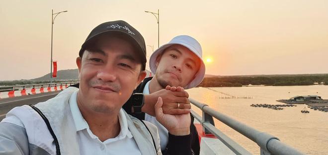 Giấu kín bao năm, sếp ngân hàng yêu trai trẻ kém 20 tuổi-3