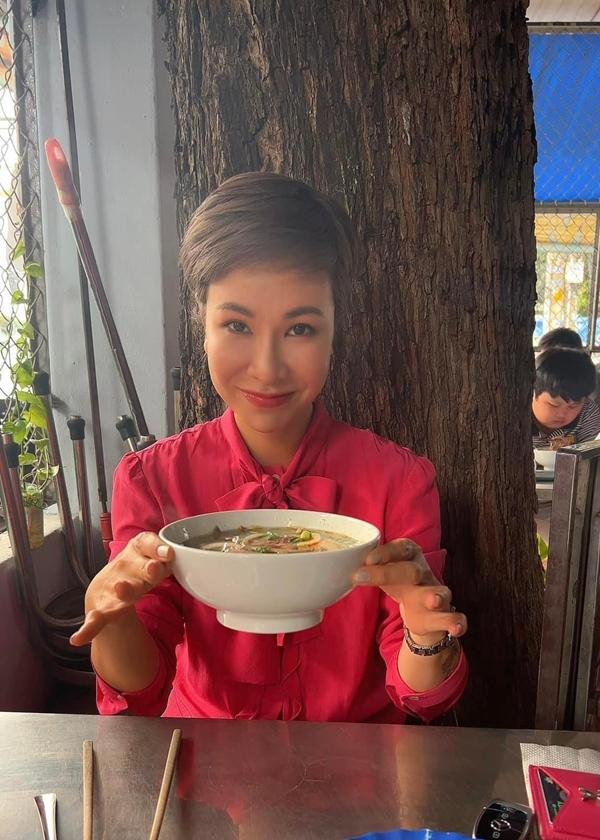 Uyên Linh khôi hài: "Muốn mời ai đó đi hóng gió. Tiện thể mời tô bún bò làm quen".