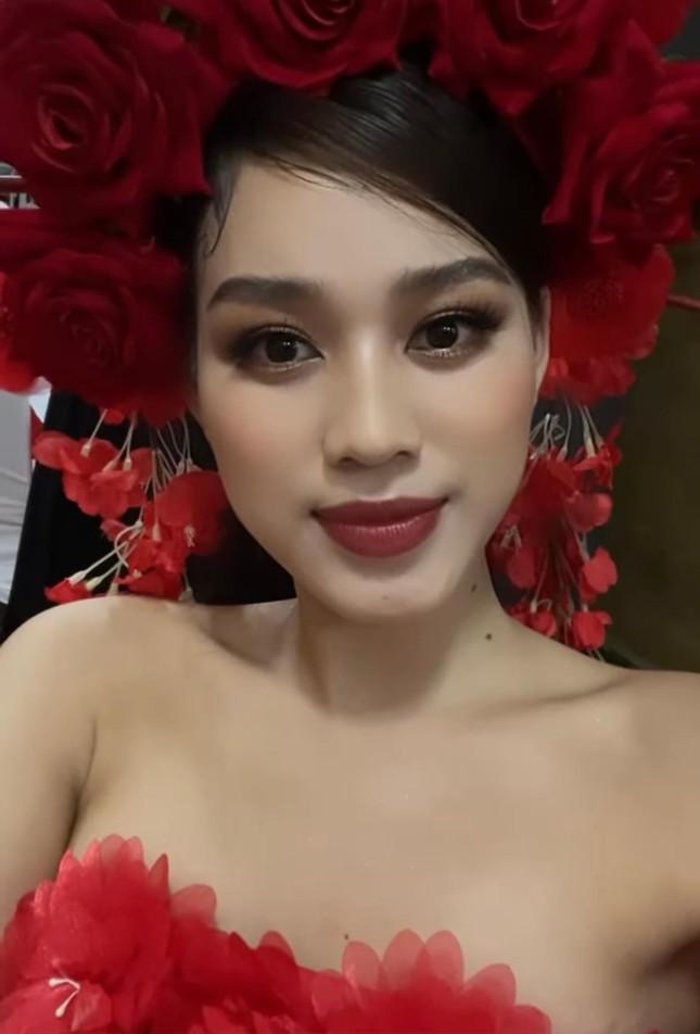 Đỗ Thị Hà catwalk xuất thần sau khi khỏi Covid về nước-3