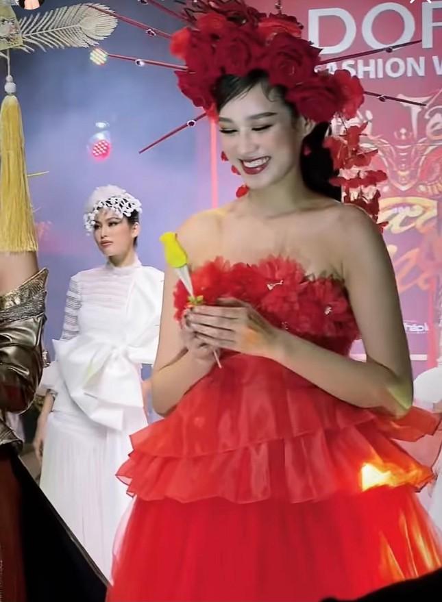 Đỗ Thị Hà catwalk xuất thần sau khi khỏi Covid về nước-6