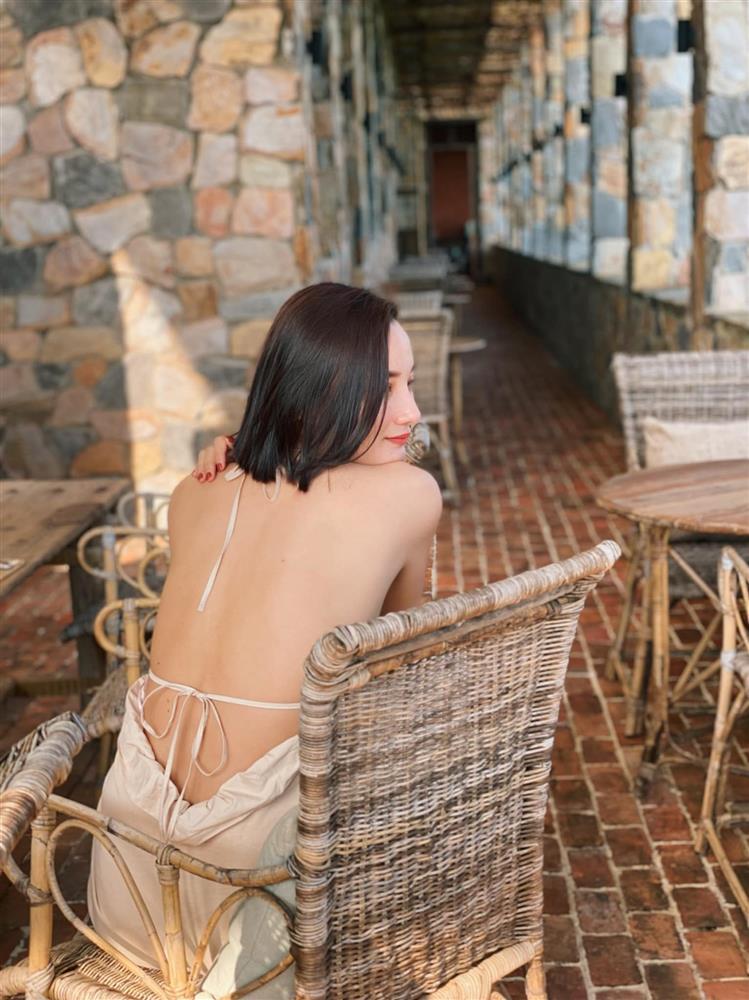 Lê Thúy khoe phần lớn ngực vẫn bị phán như đàn ông-2