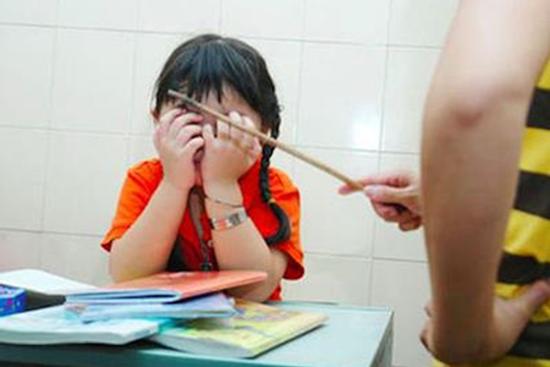 Học sinh lớp 3 tố 'bị đánh 70 roi', thâm tím mông
