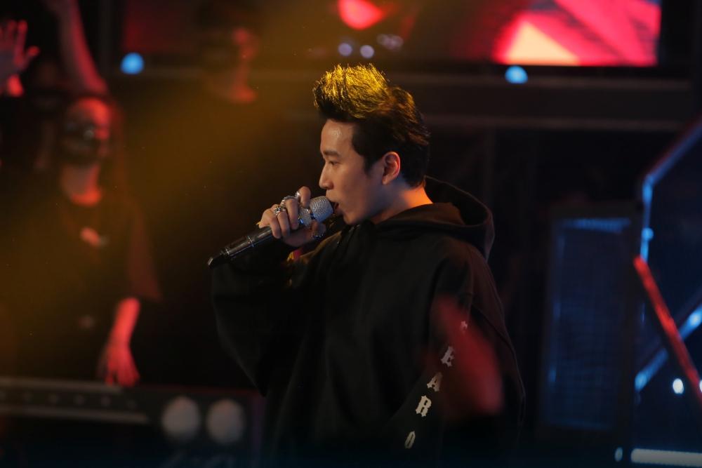 Đứng chung sân khấu với Dlow và Seachains, Karik tạo nên tuyệt tác rợn người”-2