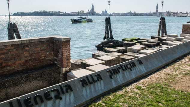 Du khách bị đuổi khỏi Venice vì khỏa thân giữa đài tưởng niệm-2