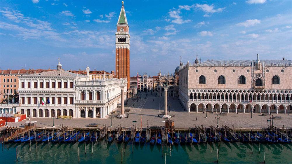 Du khách bị đuổi khỏi Venice vì khỏa thân giữa đài tưởng niệm-3