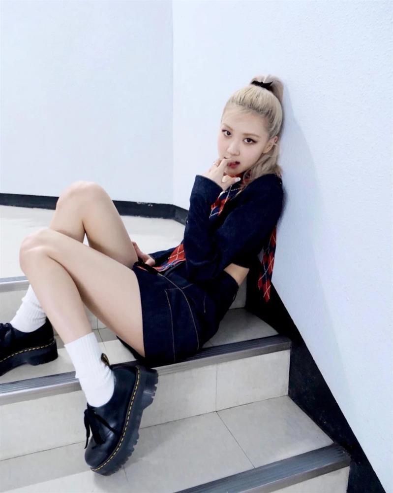 Rosé và con gái diva Mỹ Linh hack chiều cao bằng giày khổng lồ-1