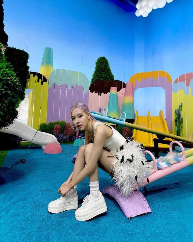 Rosé và con gái diva Mỹ Linh hack chiều cao bằng giày khổng lồ-3