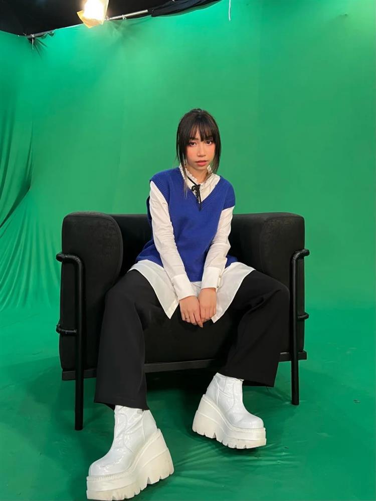 Rosé và con gái diva Mỹ Linh hack chiều cao bằng giày khổng lồ-6