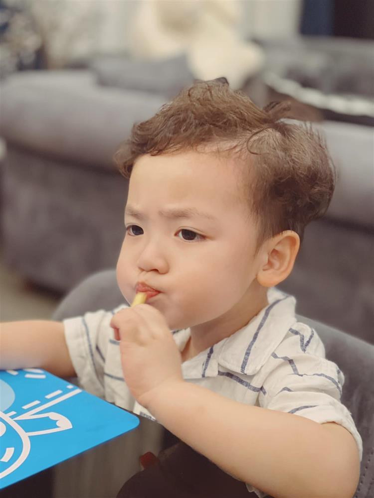 Á hậu Tú Anh xin lỗi vì cho quý tử tiểu bậy nơi công cộng-4