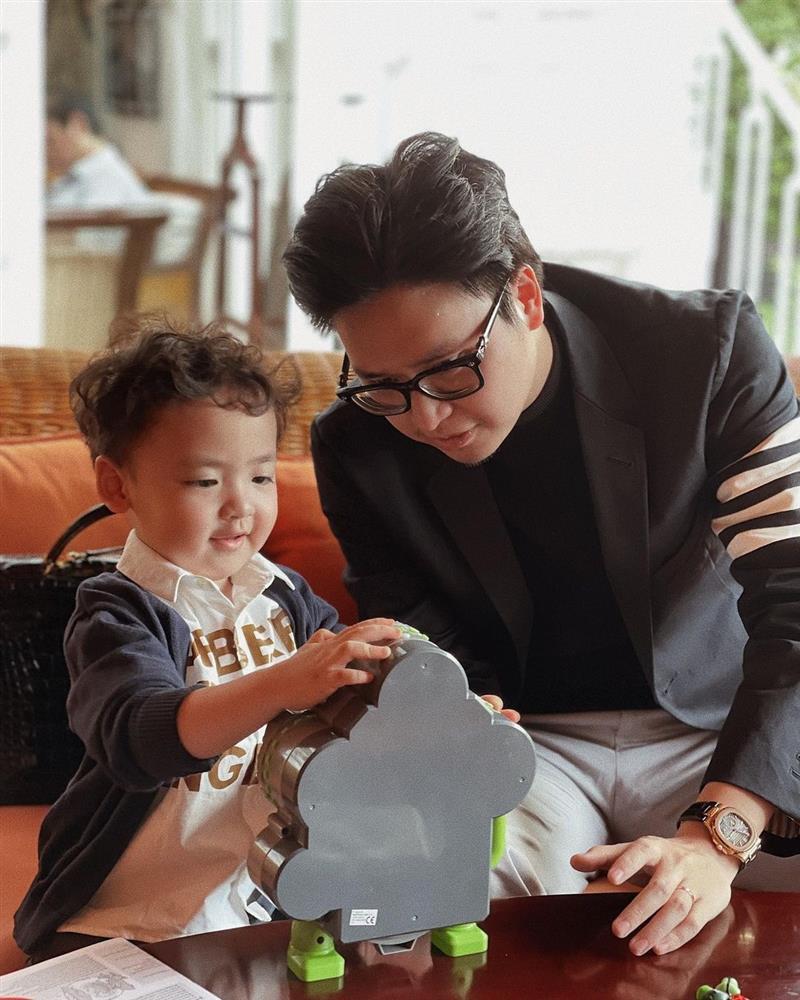 Á hậu Tú Anh xin lỗi vì cho quý tử tiểu bậy nơi công cộng-7