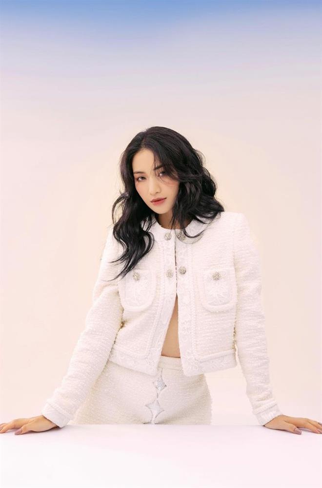 Hòa Minzy thả rông, xinh như Jisoo nhưng bụng to như mang bầu-4