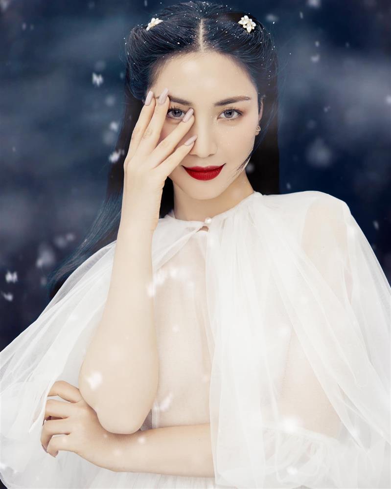 Hòa Minzy thả rông, xinh như Jisoo nhưng bụng to như mang bầu-7